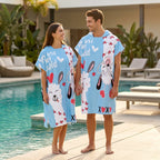 Poncho serviette à capuche adulte Lama Cupidon porté au bord de la piscine
