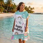 Poncho serviette à capuche adulte Lama Happy Birthday porté au bord de l'eau