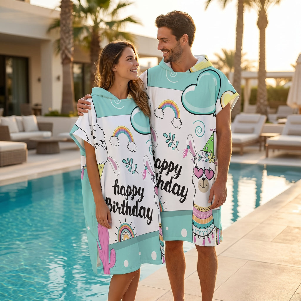 Poncho serviette à capuche adulte Lama Happy Birthday porté au bord de la piscine