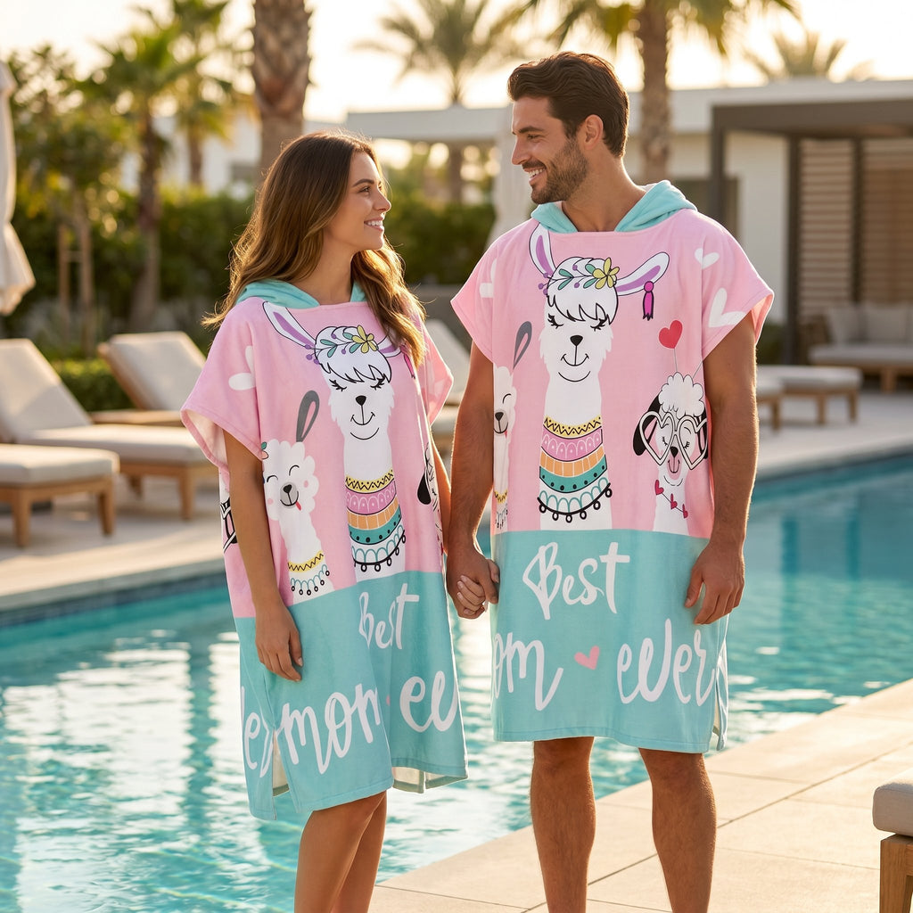 Poncho serviette à capuche adulte Lamas Best Mom porté au bord de la piscine