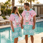 Poncho serviette à capuche adulte Lamas Best Mom porté au bord de la piscine