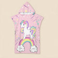 Poncho serviette à capuche adulte Licorne arc-en-ciel : vue à plat sur fond crème