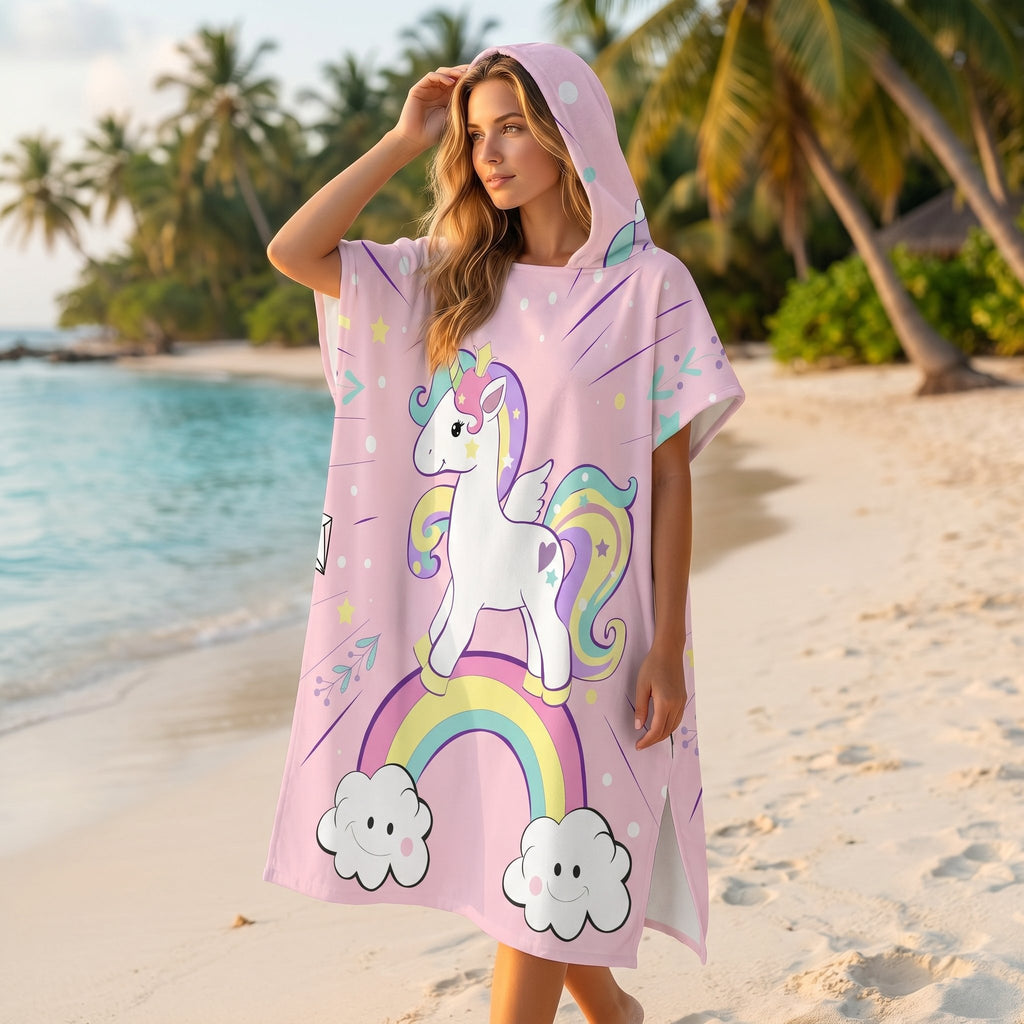 Poncho serviette à capuche adulte Licorne arc-en-ciel porté au bord de l'eau