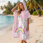 Poncho serviette à capuche adulte Licorne arc-en-ciel porté au bord de l'eau