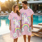 Poncho serviette à capuche adulte Licorne arc-en-ciel porté au bord de la piscine