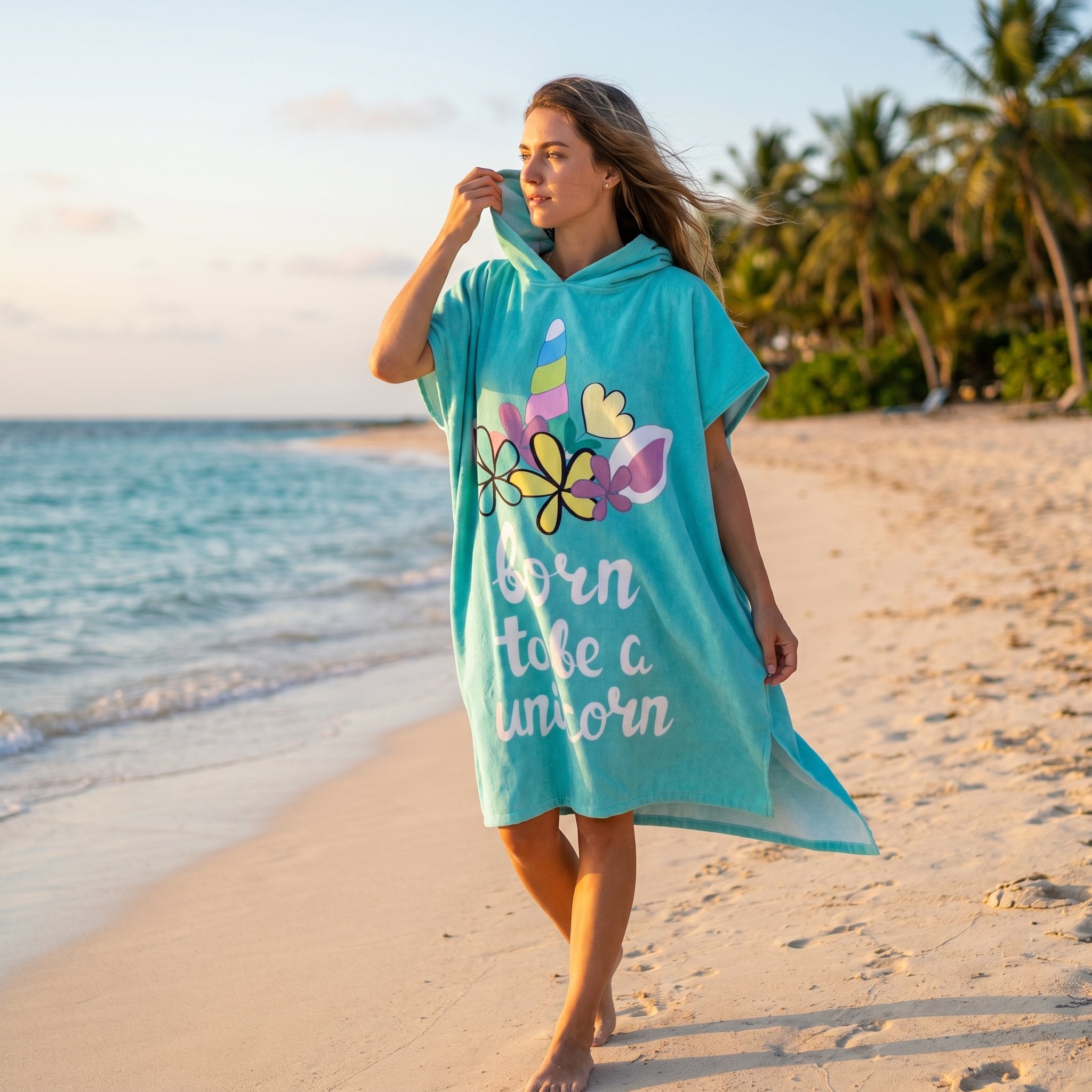 Poncho serviette à capuche adulte Licorne menthe porté au bord de l'eau