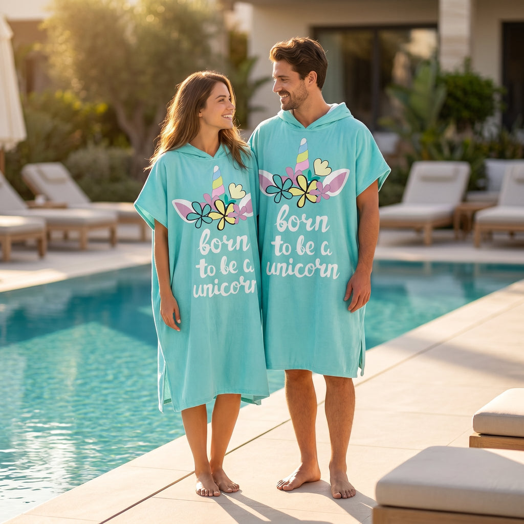 Poncho serviette à capuche adulte Licorne menthe porté au bord de la piscine