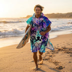 Poncho serviette à capuche adulte Loup galaxie porté à la plage