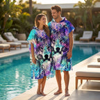 Poncho serviette à capuche adulte Loup galaxie porté au bord de la piscine