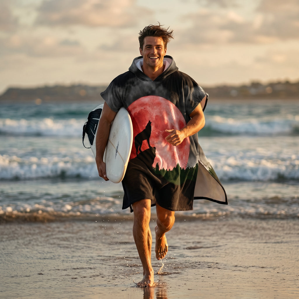 Poncho serviette à capuche adulte Loup lune rouge porté à la plage