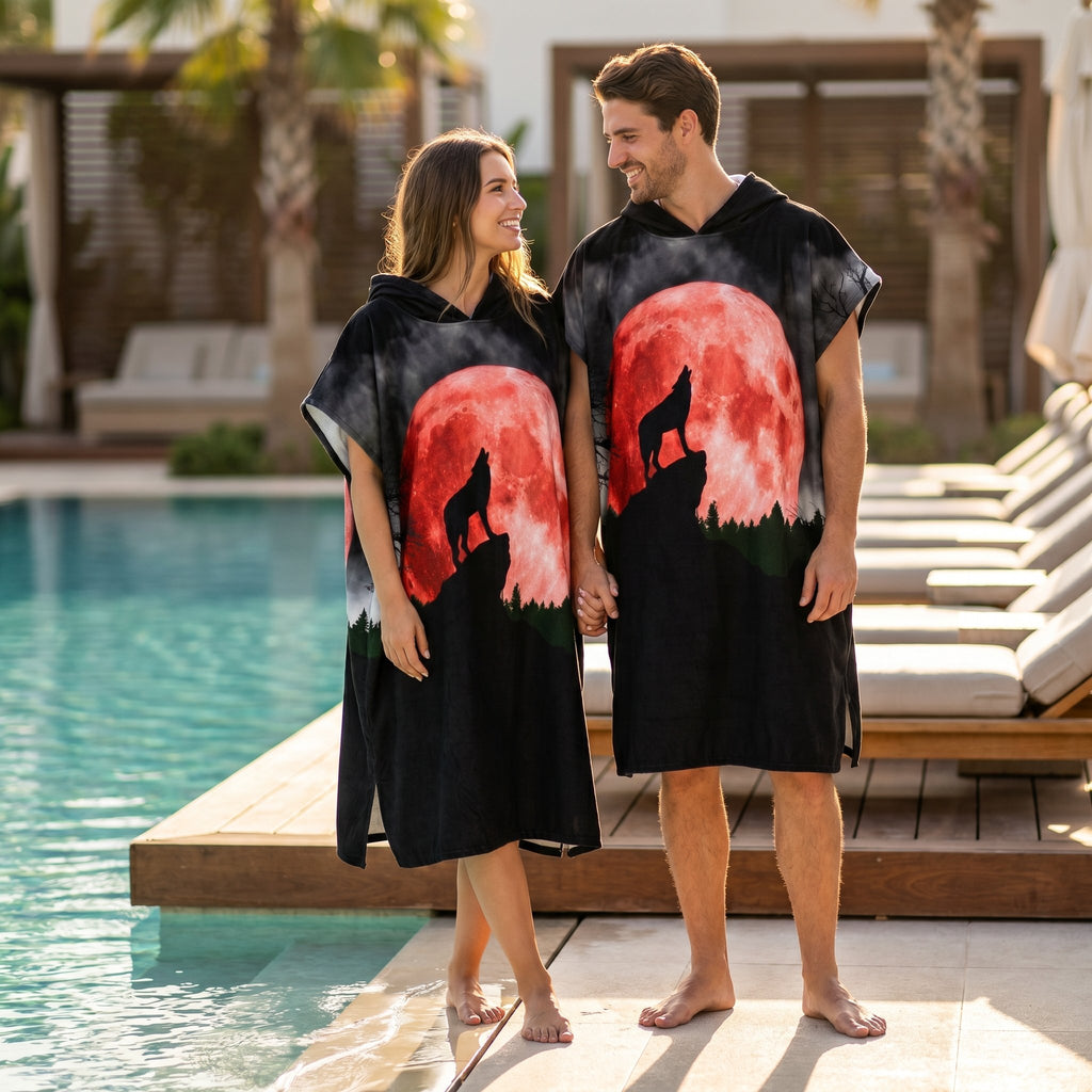 Poncho serviette à capuche adulte Loup lune rouge porté au bord de la piscine