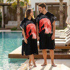 Poncho serviette à capuche adulte Loup lune rouge porté au bord de la piscine