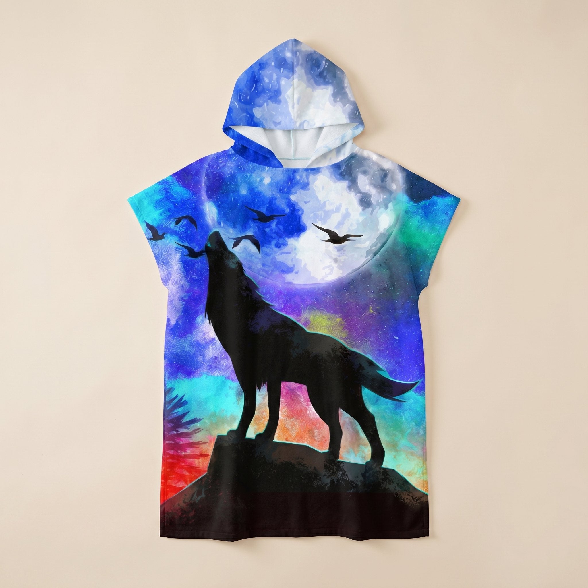 Poncho serviette à capuche adulte Loup pleine lune : vue à plat sur fond crème