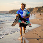 Poncho serviette à capuche adulte Loup pleine lune porté à la plage