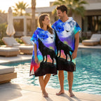 Poncho serviette à capuche adulte Loup pleine lune porté au bord de la piscine