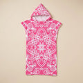 Poncho serviette à capuche adulte Mandala rose : vue à plat sur fond crème