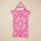 Poncho serviette à capuche adulte Mandala rose : vue à plat sur fond crème