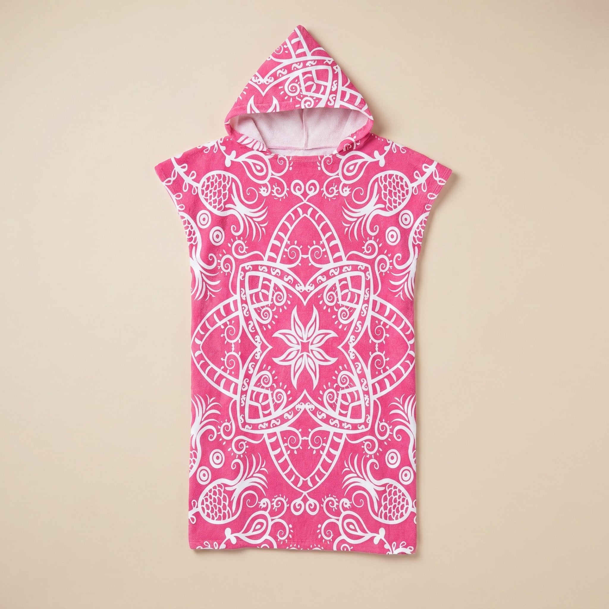 Poncho serviette à capuche adulte Mandala rose : vue à plat sur fond crème