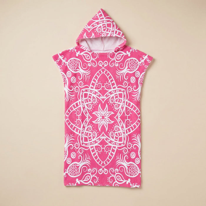 Poncho serviette à capuche adulte Mandala rose : vue à plat sur fond crème