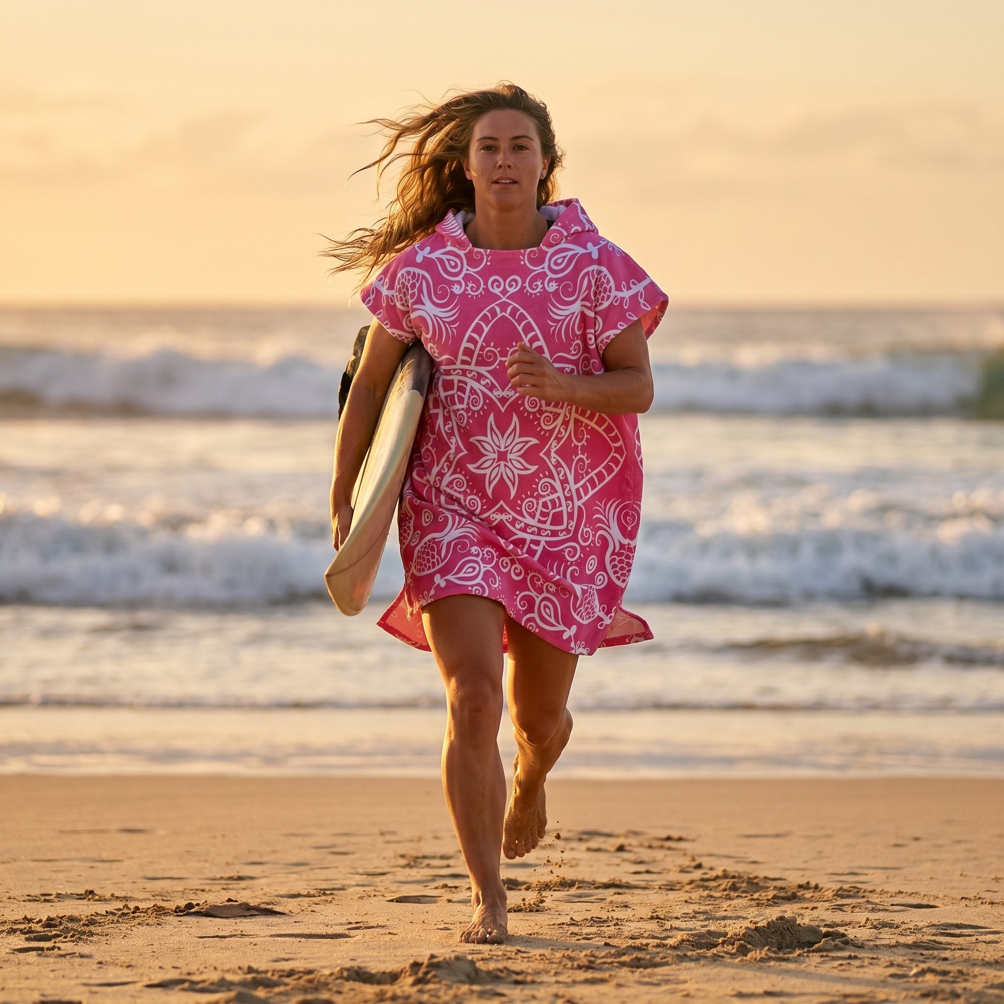 Poncho serviette à capuche adulte Mandala rose porté à la plage