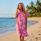 Poncho serviette à capuche adulte Mandala rose porté au bord de l'eau