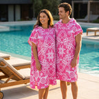 Poncho serviette à capuche adulte Mandala rose porté au bord de la piscine