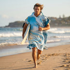 Poncho serviette à capuche adulte Marbre azur doré porté à la plage
