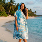 Poncho serviette à capuche adulte Marbre azur doré porté au bord de l'eau