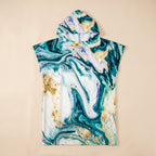 Poncho serviette à capuche adulte Marbre émeraude doré : vue à plat sur fond crème