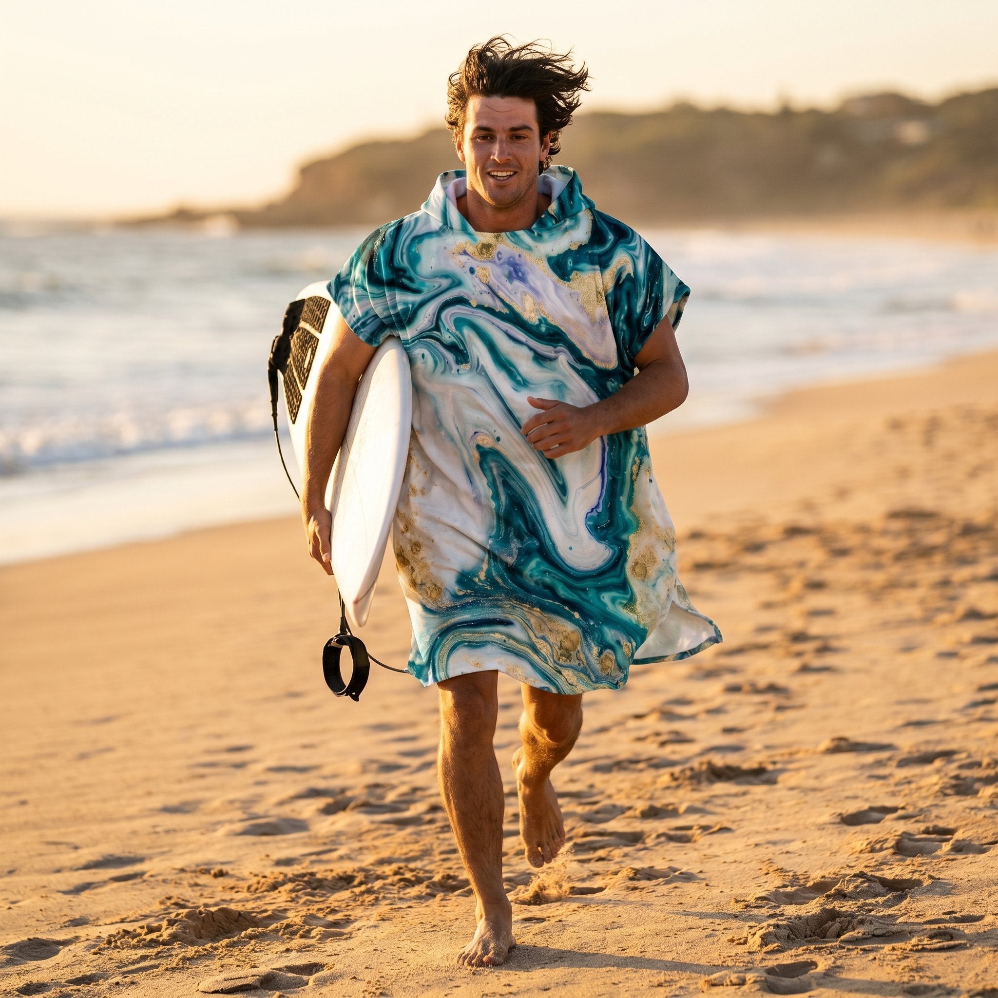 Poncho serviette à capuche adulte Marbre émeraude doré porté à la plage