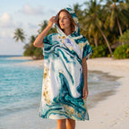 Poncho serviette à capuche adulte Marbre émeraude doré porté au bord de l'eau