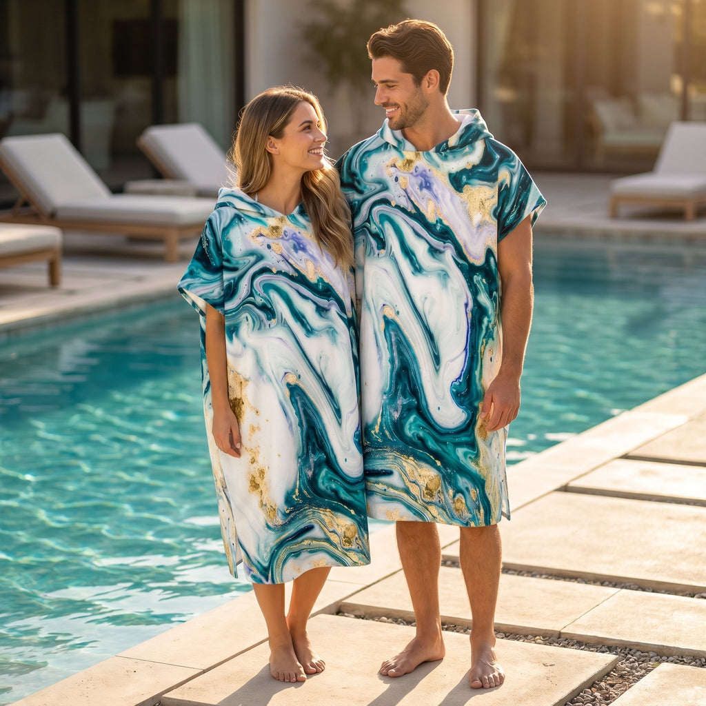 Poncho serviette à capuche adulte Marbre émeraude doré porté au bord de la piscine