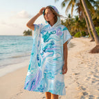 Poncho serviette à capuche adulte Marbre lagon porté au bord de l'eau
