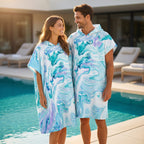 Poncho serviette à capuche adulte Marbre lagon porté au bord de la piscine