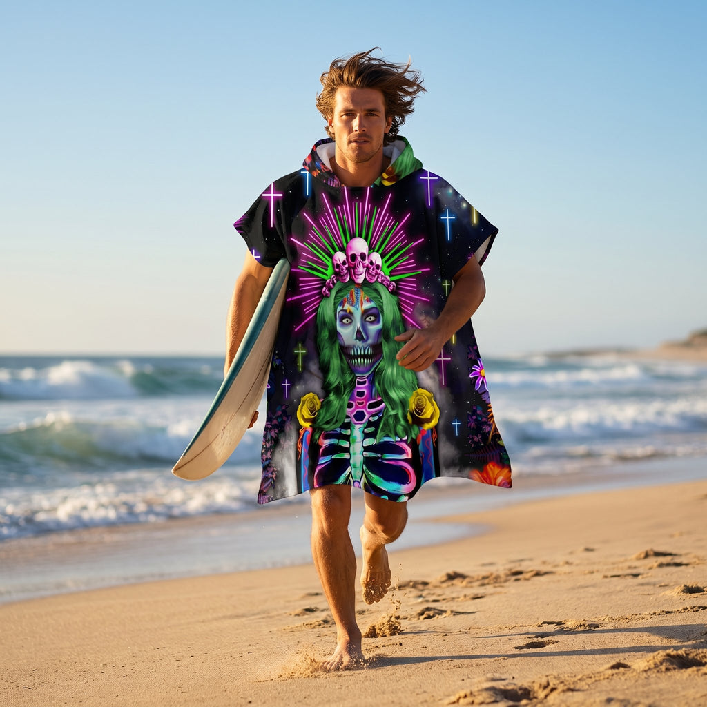 Poncho serviette à capuche adulte Squelette néon porté à la plage