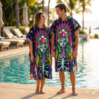 Poncho serviette à capuche adulte Squelette néon porté au bord de la piscine