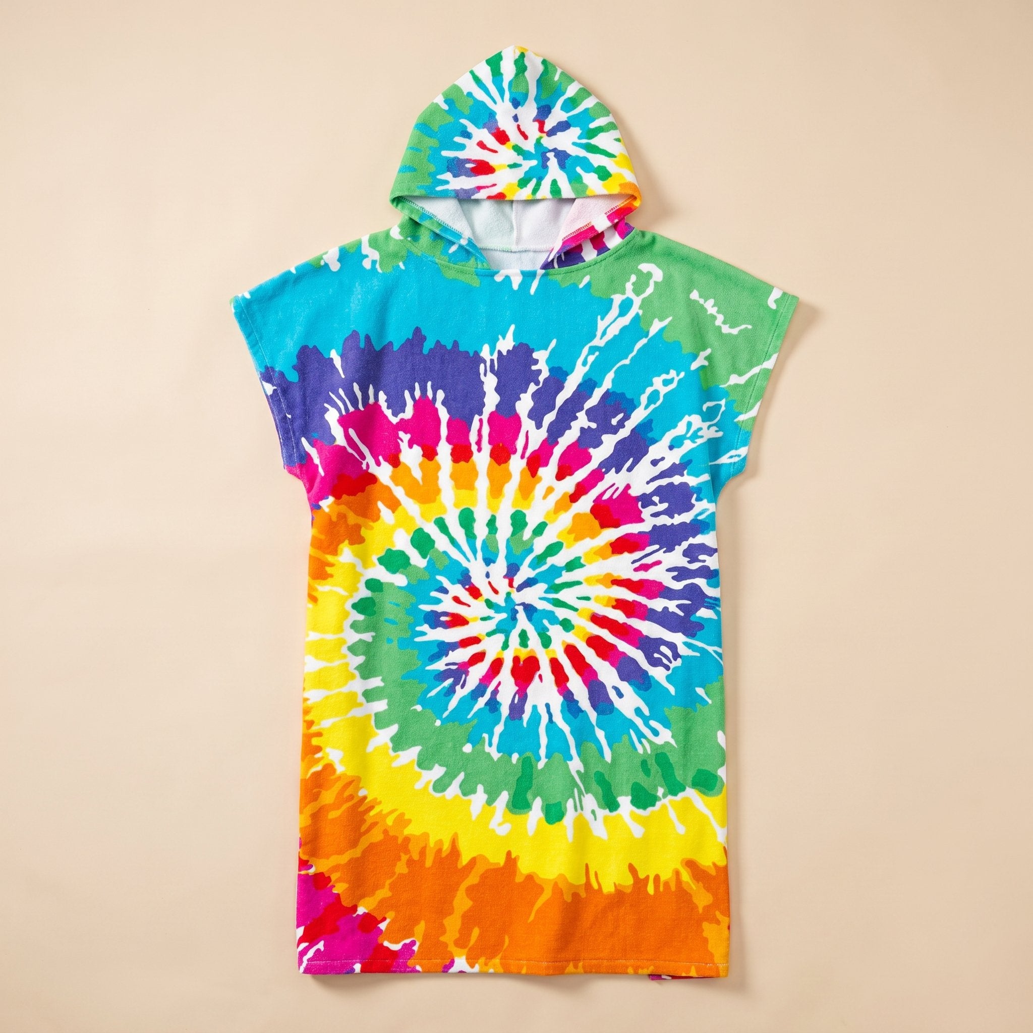 Poncho serviette à capuche adulte Tie-dye arc-en-ciel : vue à plat sur fond crème