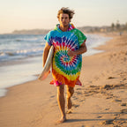 Poncho serviette à capuche adulte Tie-dye arc-en-ciel porté à la plage
