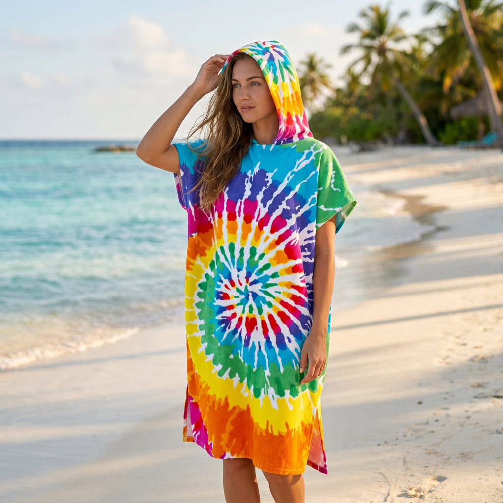 Poncho serviette à capuche adulte Tie-dye arc-en-ciel porté au bord de l'eau