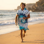 Poncho serviette à capuche adulte Tie-dye océan porté à la plage