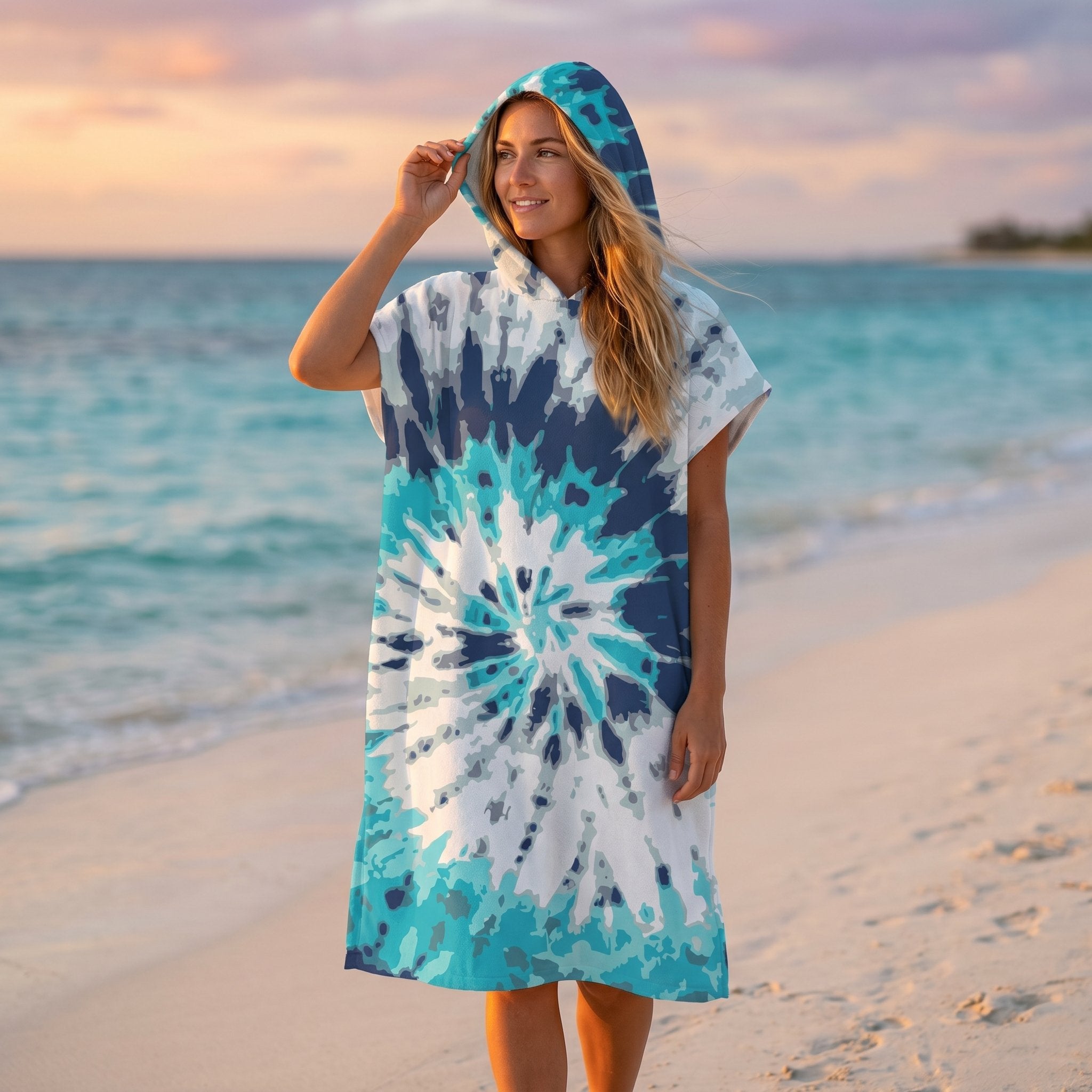 Poncho serviette à capuche adulte Tie-dye océan porté au bord de l'eau