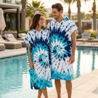 Poncho serviette à capuche adulte Tie-dye océan porté au bord de la piscine