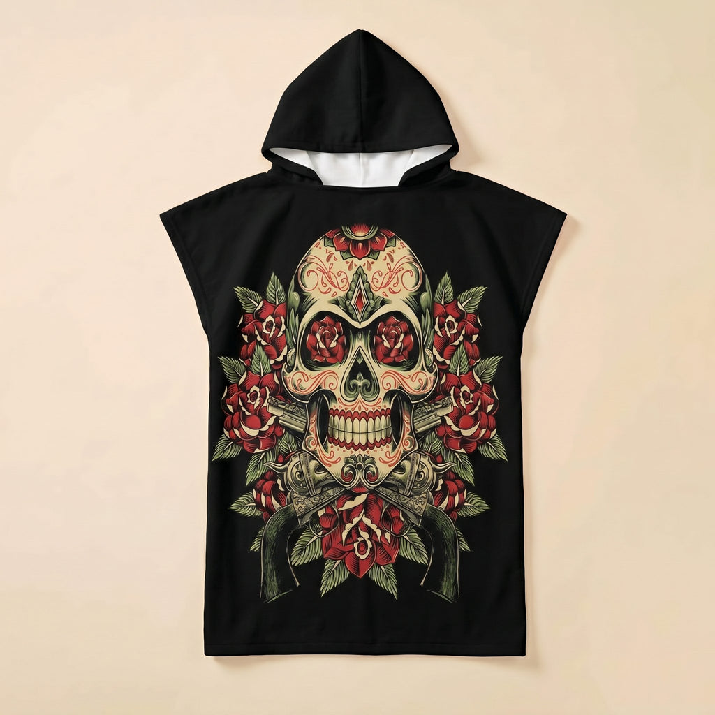 Poncho serviette à capuche motif crâne aux roses rouges, présenté de face sur un fond uni.