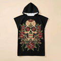 Poncho serviette à capuche motif crâne aux roses rouges, présenté de face sur un fond uni.