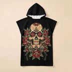 Poncho serviette à capuche motif crâne aux roses rouges, présenté de face sur un fond uni.