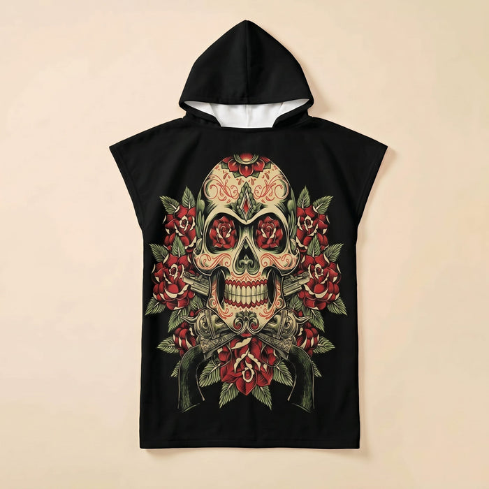 Poncho serviette à capuche motif crâne aux roses rouges, présenté de face sur un fond uni.