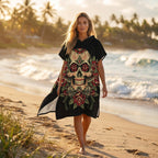 Poncho serviette à capuche motif crâne aux roses rouges, porté par une femme marchant sur la plage.