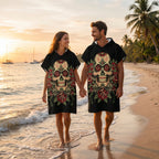 Poncho serviette à capuche motif crâne aux roses rouges, porté par un couple se promenant main dans la main au bord de l'eau.