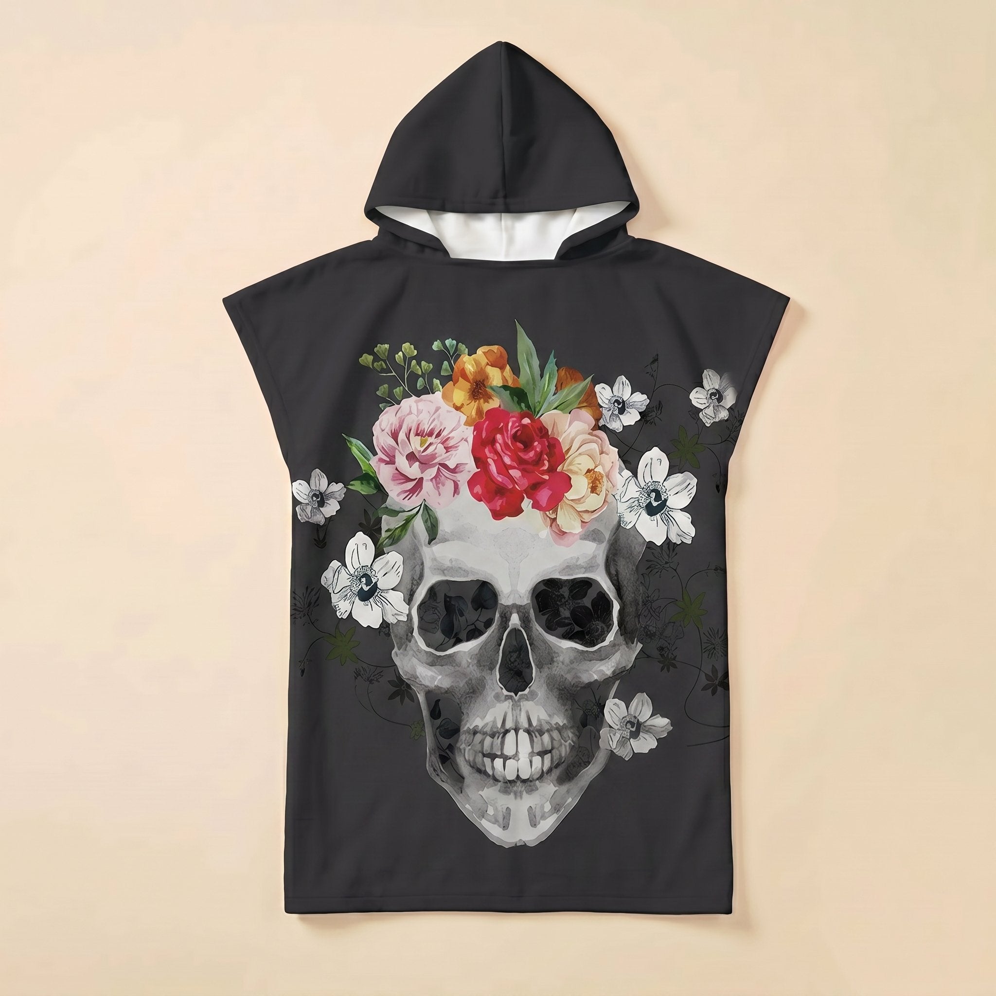 Poncho serviette à capuche motif crâne couronne de fleurs, présenté à plat sur un fond clair.