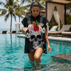 Poncho serviette à capuche motif crâne couronne de fleurs, porté par une femme sortant d'une piscine.